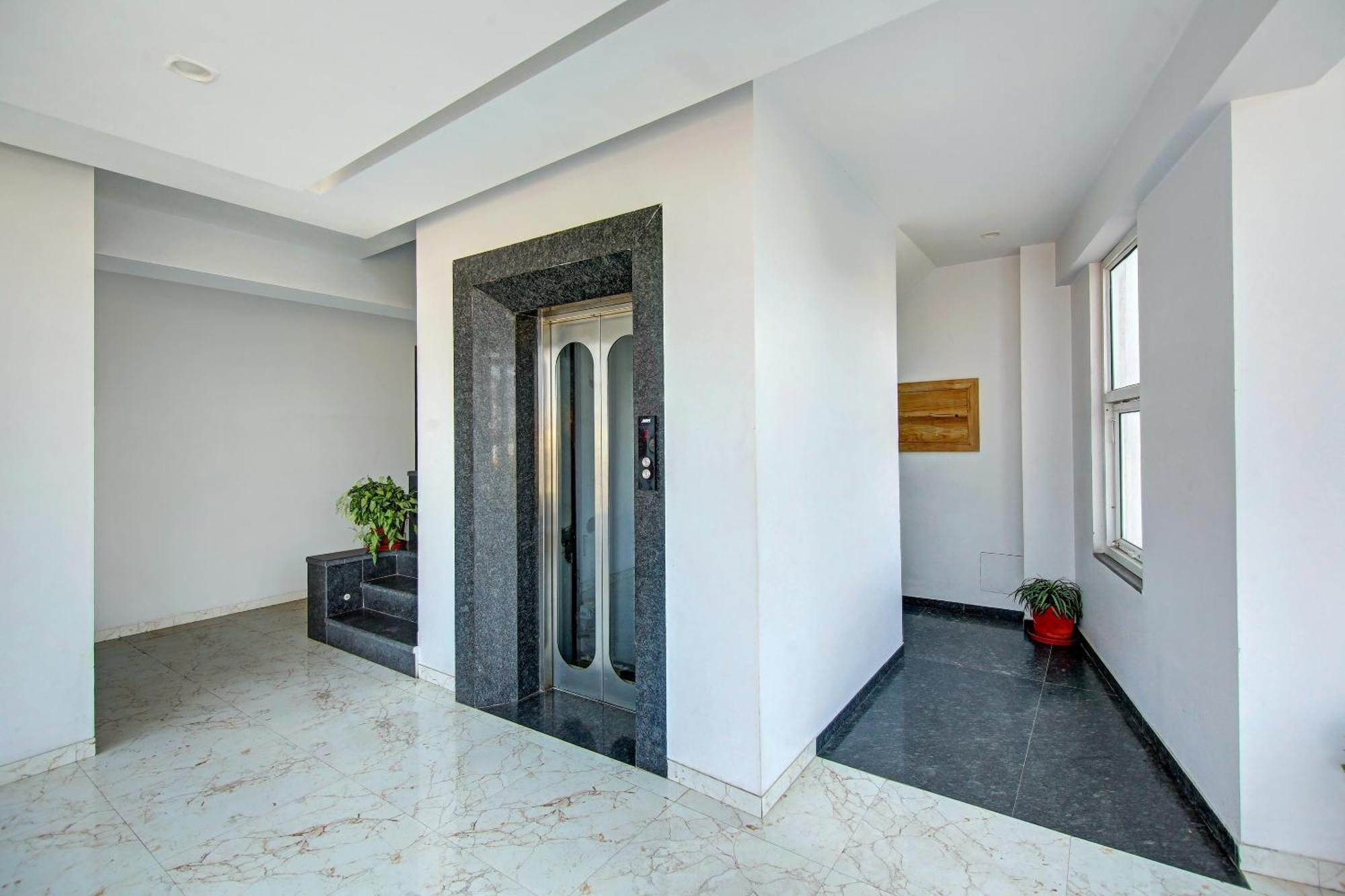 Super Townhouse Geetanjali Inn Гургаон Екстериор снимка