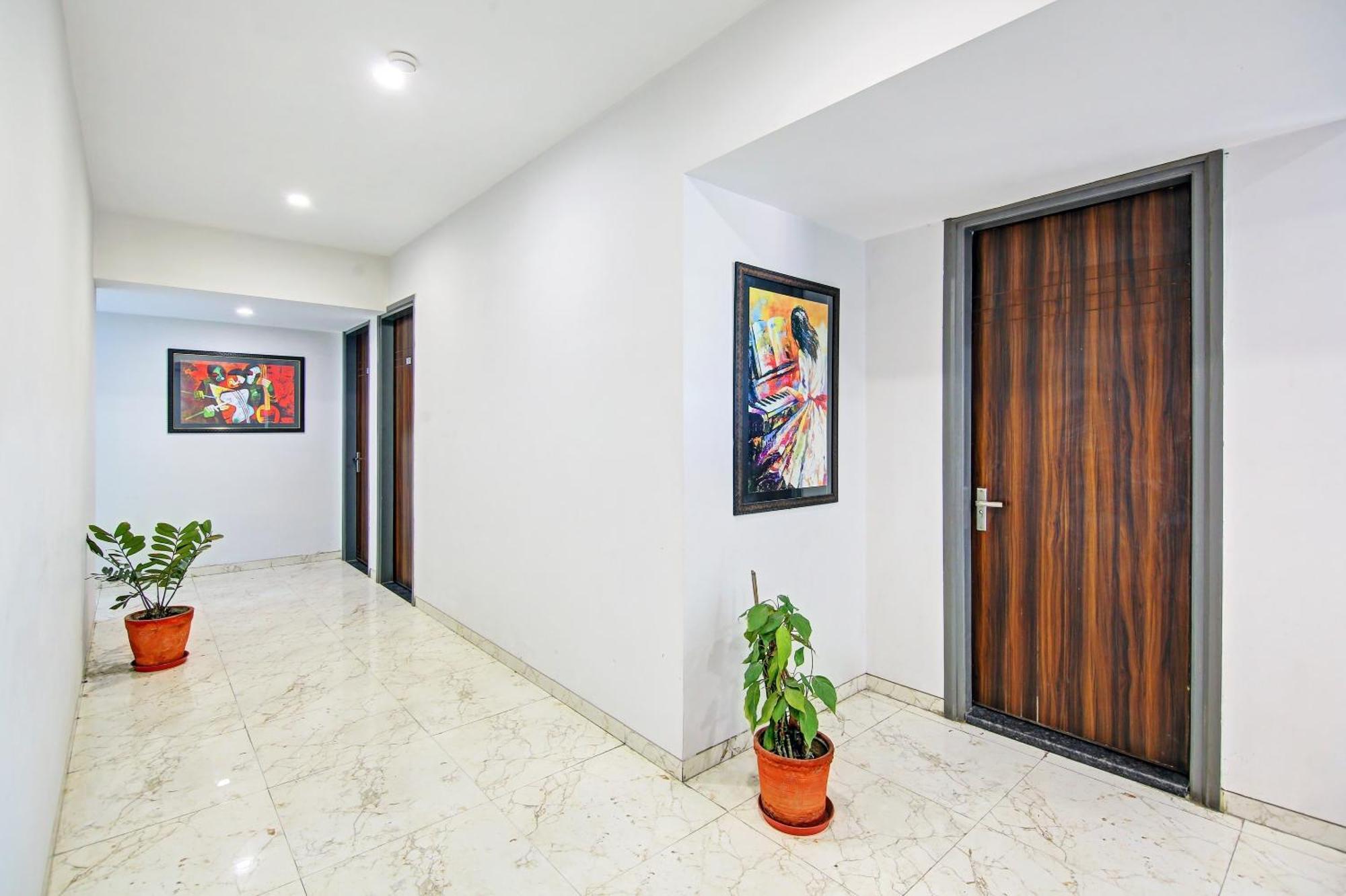 Super Townhouse Geetanjali Inn Гургаон Екстериор снимка