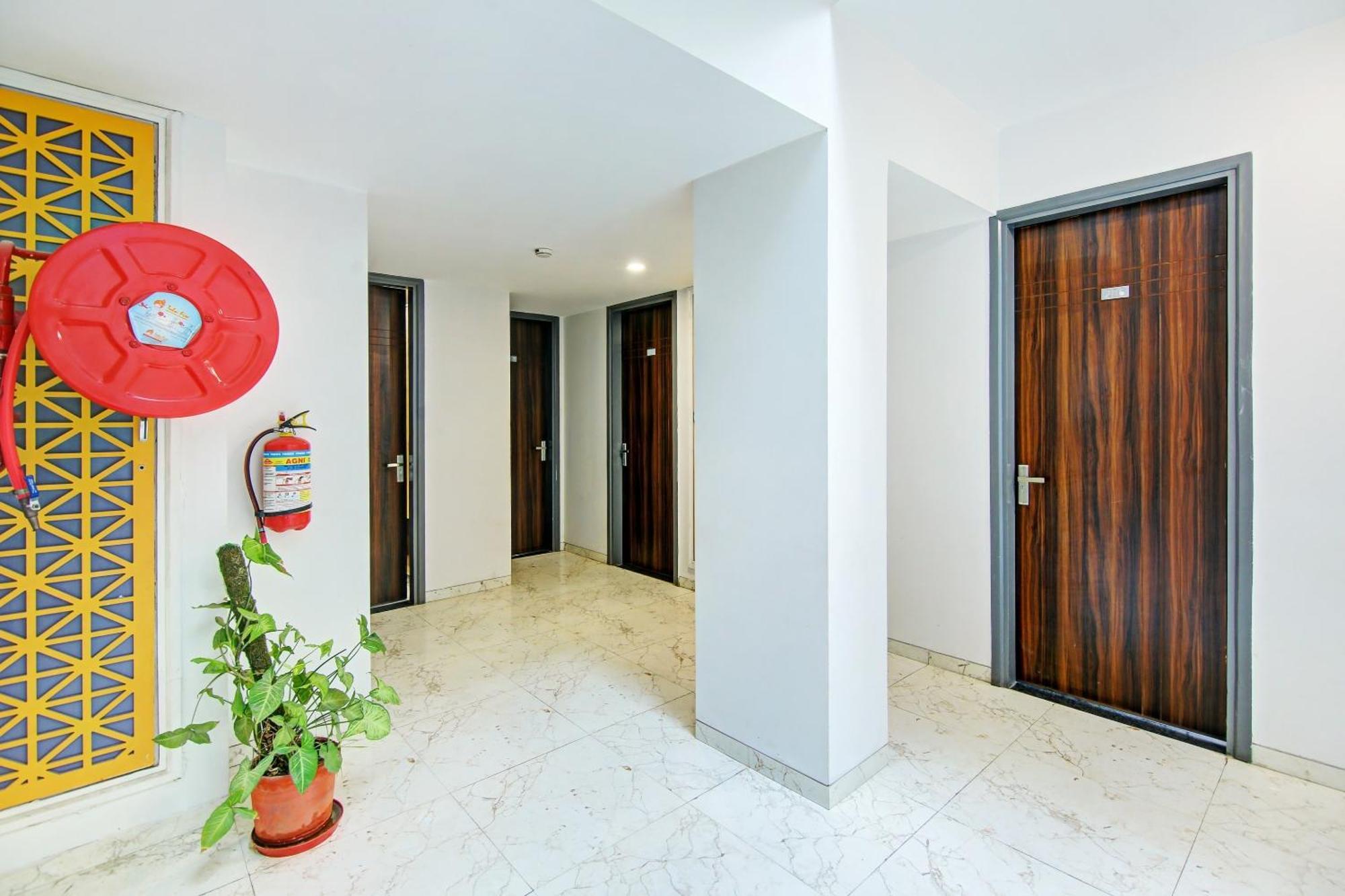 Super Townhouse Geetanjali Inn Гургаон Екстериор снимка