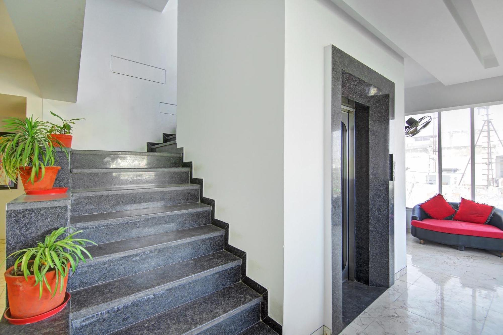 Super Townhouse Geetanjali Inn Гургаон Екстериор снимка