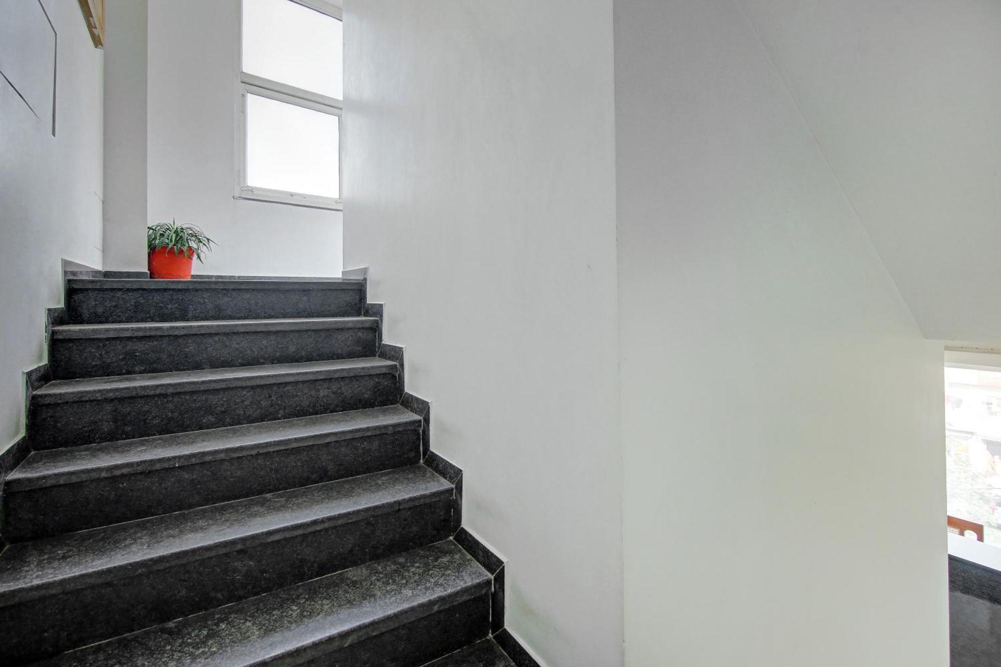 Super Townhouse Geetanjali Inn Гургаон Екстериор снимка