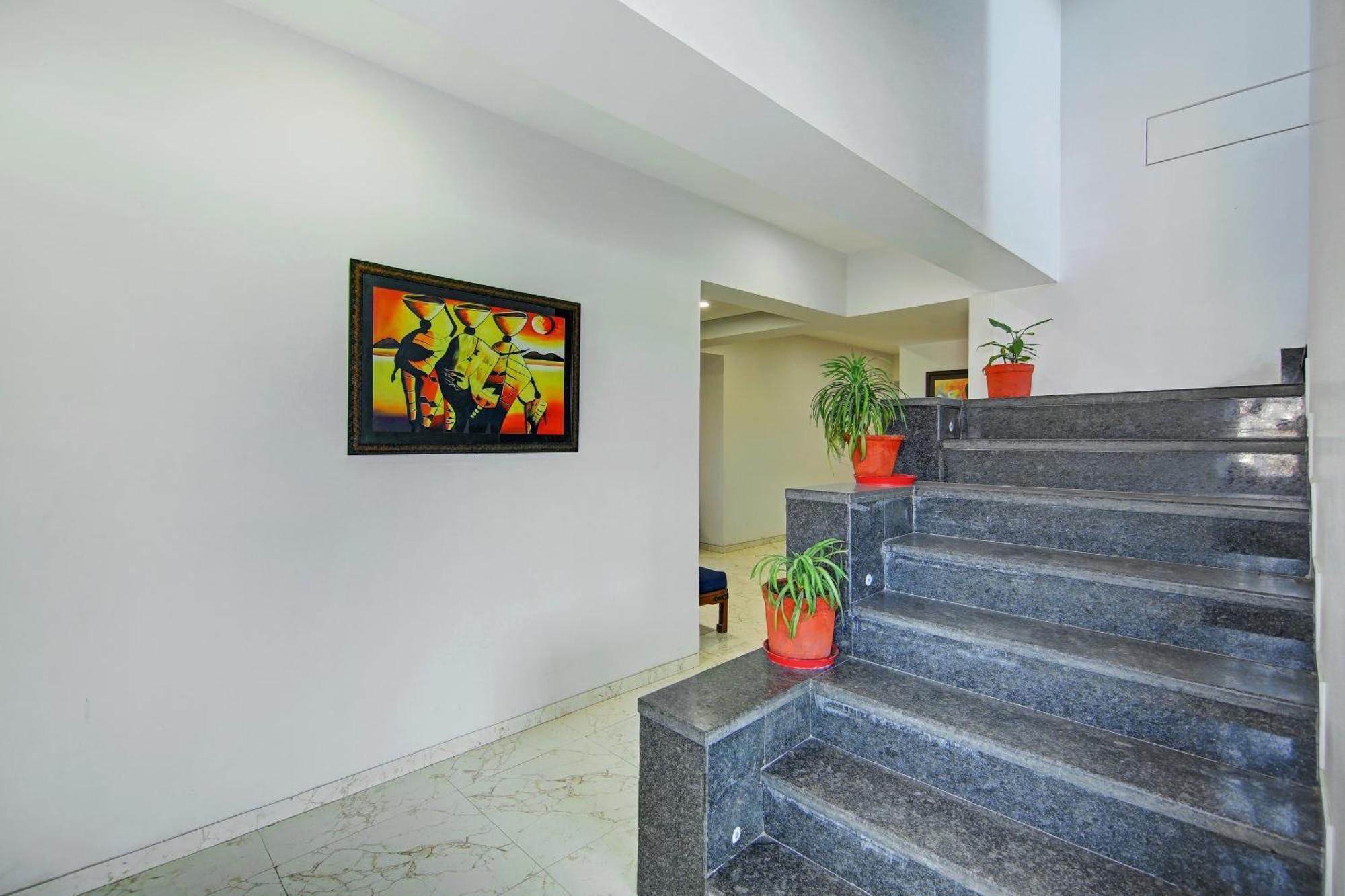 Super Townhouse Geetanjali Inn Гургаон Екстериор снимка